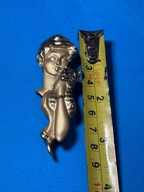 Gold-Tone Woman with Cat Vintage Brooch - Gold